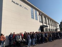 Une petite centaine de producteurs de lait adhérents de l’AOP Sunlait se sont déplacés le 24 mars à Coutances (Manche). Certains venaient du Sud-Ouest. Photo : C.Hue Une petite centaine de producteurs de lait adhérents de l’AOP Sunlait se sont déplacés le 24 mars à Coutances (Manche). Certains venaient du Sud-Ouest. Photo : C.Hue